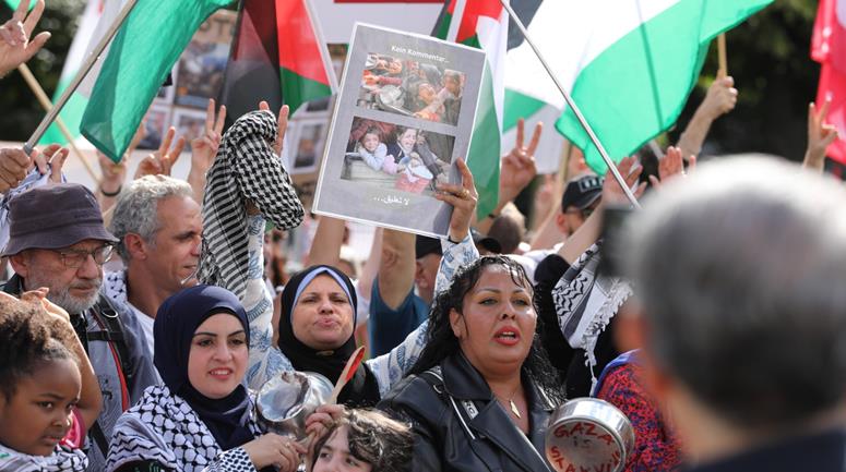 وقفة في العاصمة الألمانية برلين، دعمًا للشعب الفلسطيني في قطاع غزة.